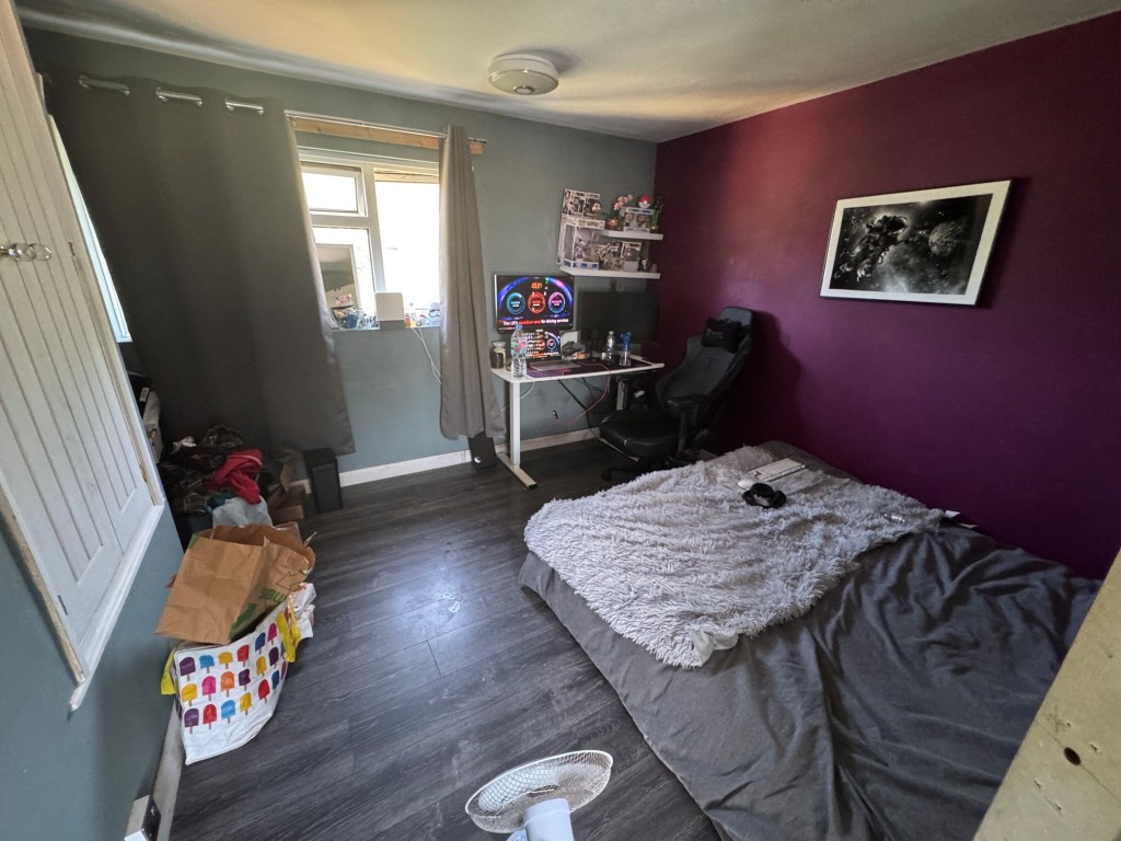 Lot: 140 - THREE-BEDROOM SEMI-DETACHED HOUSE - RESIDENTIAL INVESTMENT - Bedroom 1